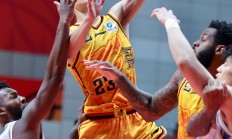 开云体育在线-上海男篮上演逆转，惊险战胜江苏队