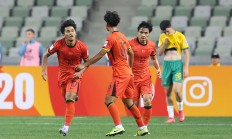 开云体育入口-亚洲足球大赛掀起热潮：球队斗志昂扬