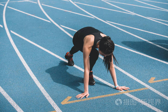 周旋在球场上，运动员表现出色动人的简单介绍