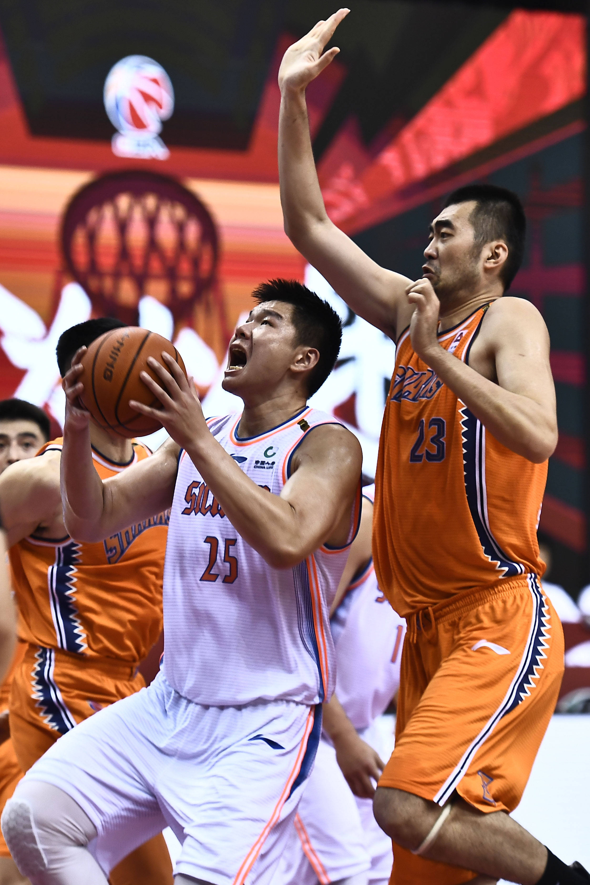 上海男篮上演逆转,惊险战胜江苏队 上海男篮上演逆转,惊险战胜江苏队