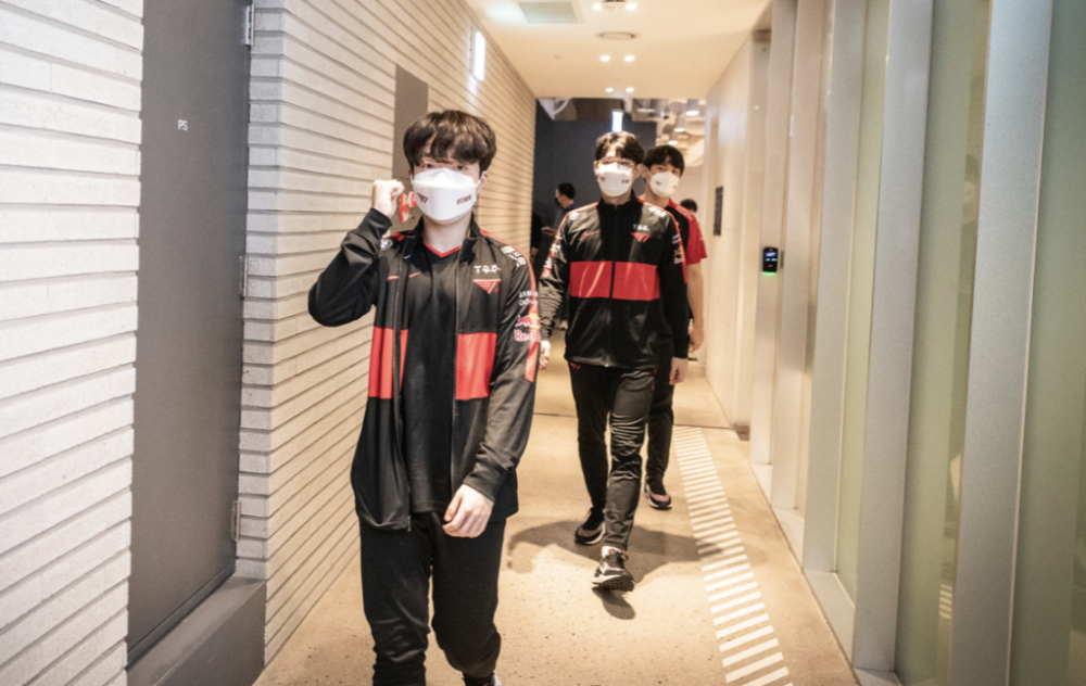 RNG碾压MAD，Keria极限生还后反打激烈交锋小组赛，让粉丝疯狂欢呼的简单介绍