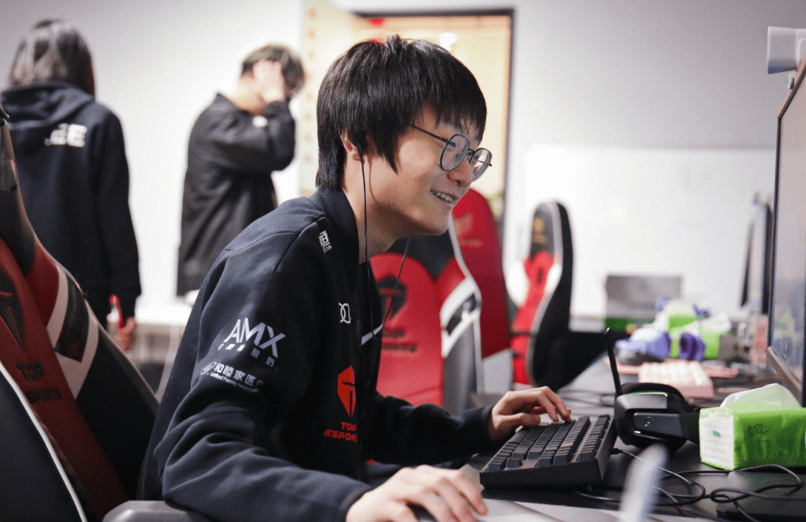 FNC绝杀RNG，Knight极限生还后反打激烈交锋淘汰赛，点燃全场激情的简单介绍