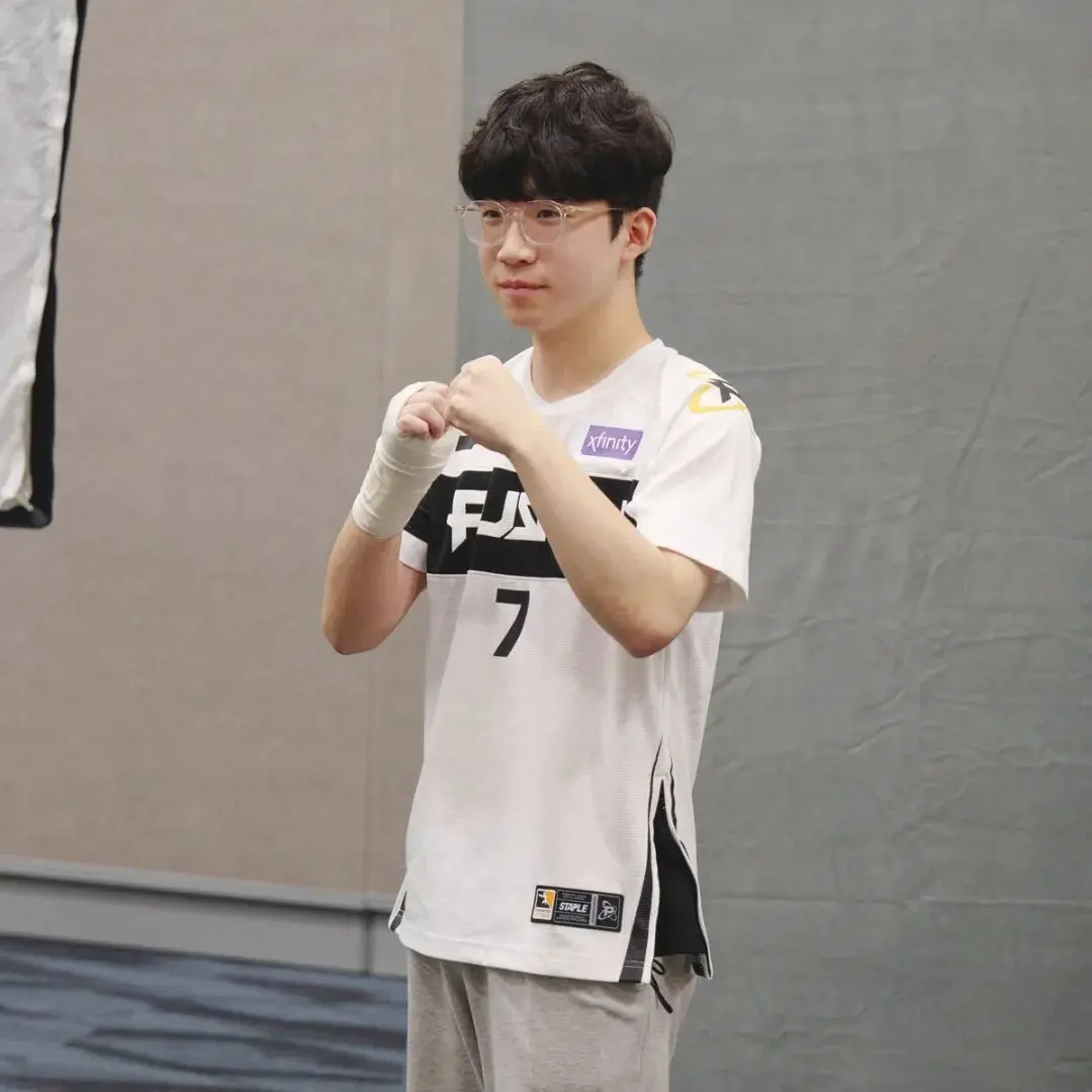 BRO翻盘T1，Meiko操刀奇招英雄翻盘激烈交锋小组赛，点燃全场激情的简单介绍