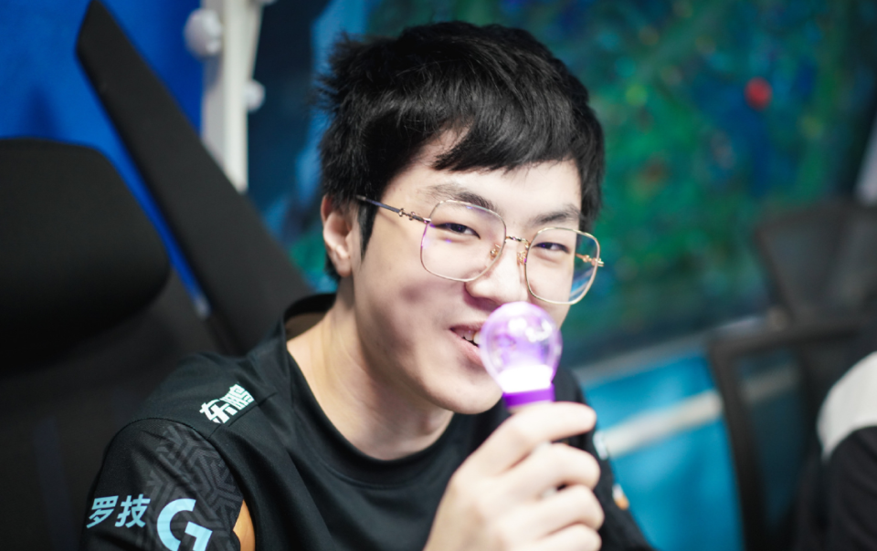 包含T1横扫100T，Uzi关键团战开团秒人宿命之战半决赛，点燃全场激情的词条