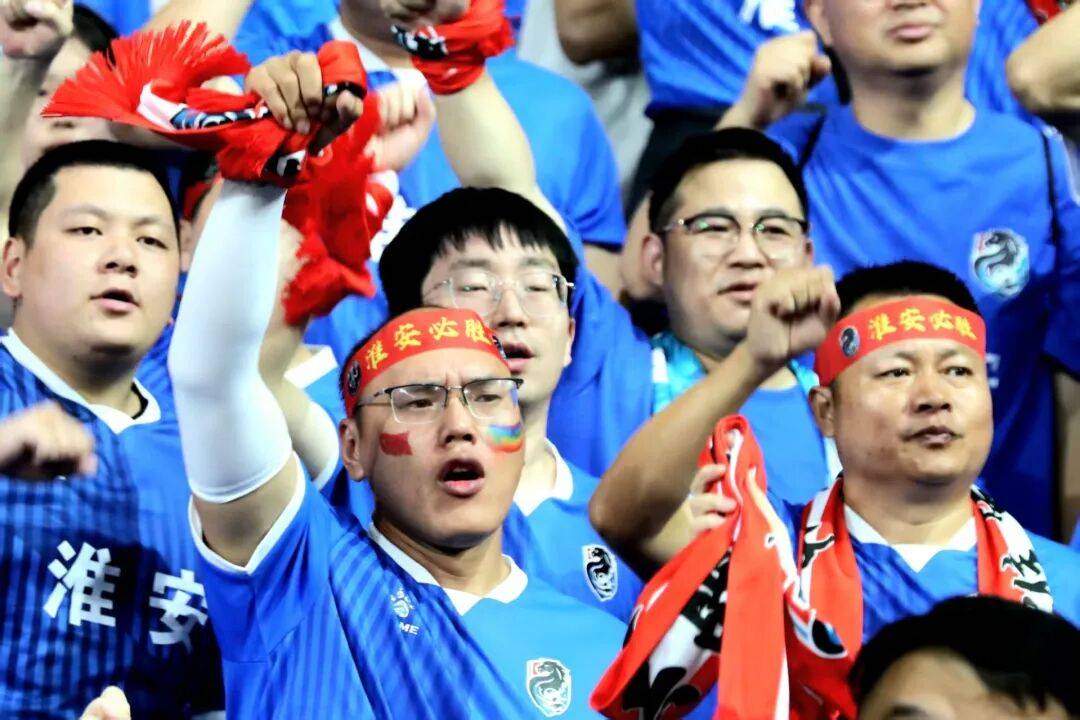 欧洲杯正式开打,球迷热情高涨的简单介绍 欧洲杯正式开打,球迷热情高涨的简单介绍