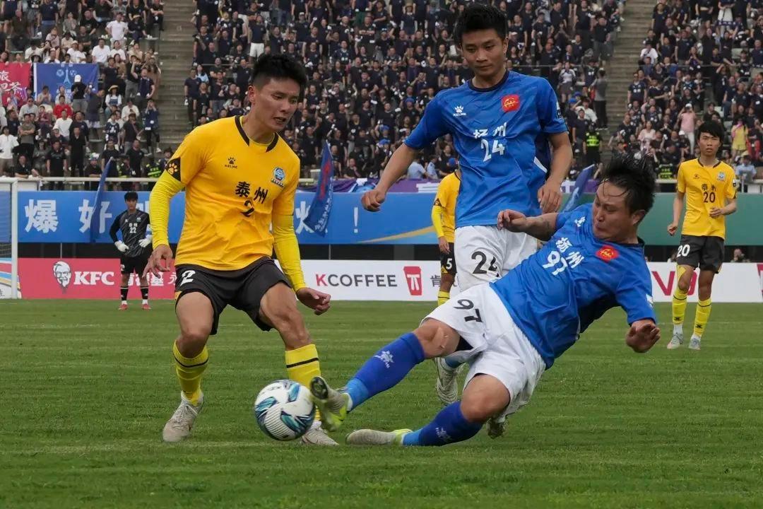 传球配合默契，使得球队攻势如潮