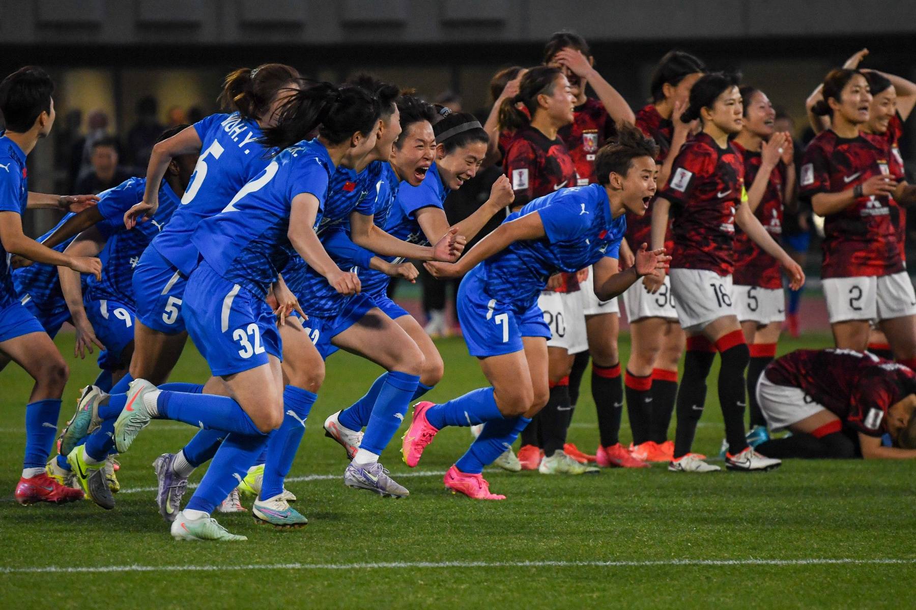 中国女足队员团结合作，共同晋级