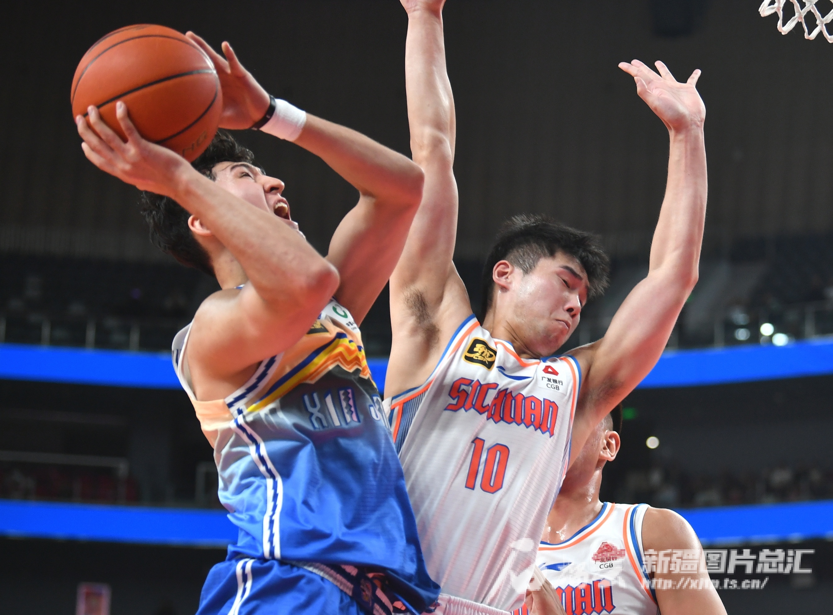 新疆男篮大胜北京队，取得关键胜利